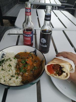 Ein Gemüsecurry und ein Wrap mit Falafel und Gemüse at Mondo DELI in Darmstadt