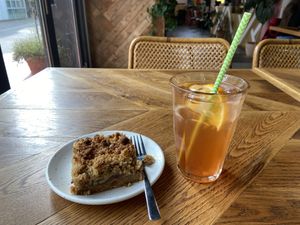 Apple crumble and rhubarb/strawberry kombucha: both quite nice, but nothing special at Karibu Cafe in Utrecht