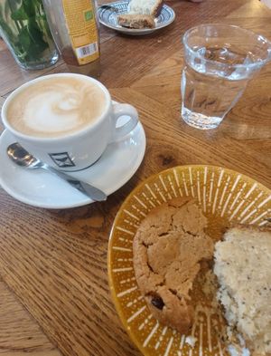 Cappuccino met havermelk, lemon poppy-cake en chocolate chip cookie at Karibu Cafe in Utrecht