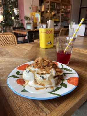 Peachy pancakes 2024 version (less good than in 2023) and cherry/hibiscus kombucha (too sour) at Karibu Cafe in Utrecht