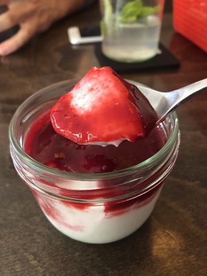 Kokos Pana Cotta mit Himbeeren  at Myha in Ulm