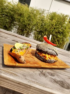 Broodje pulled jackfruit met zoete aardappel. at Black & White Kafe in Breda