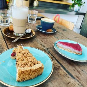 Koffie met strawberry cheesecake en een decaf latte macchiato met een apple crumble 😃 at Black & White Kafe in Breda
