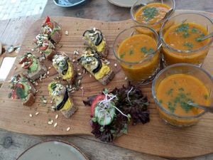 Eerste gang high tea at Black & White Kafe in Breda