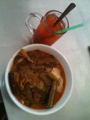 red Curry with traditional Khmer noodles and Lemon ice tea at Ahaa Boer Vegetarian Food in Battambang