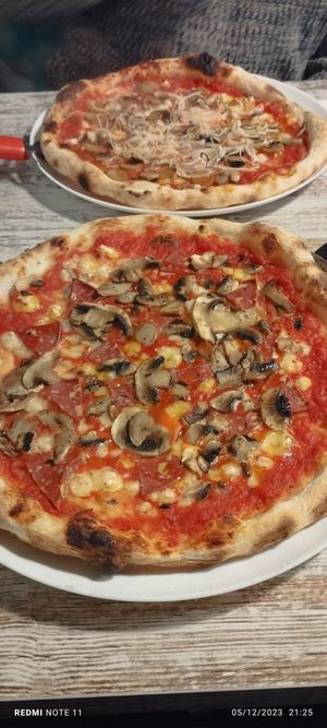 Pizza vegana con salami vegano at Verde Rucola in Cordoba