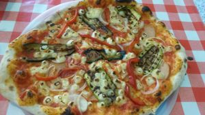 Pizza vegana con tomate, mozzarella, york, calabacín, cebolla y pimiento rojo: 10'50€ / Vegan pizza with tomato, mozzarella, ham, zucchini, onion and red pepper: 10'50€. at Verde Rucola in Cordoba