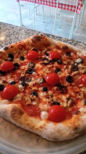 Kemble Pizza. Tomate, vegan mozzarella, basil tofu, olive and cherry tomate.  at Verde Rucola in Cordoba