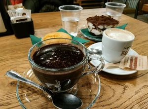 Cioccolata calda, tiramisù vegan e cappuccio soia at Ovita in Bari
