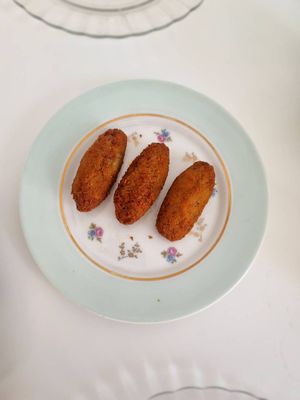 Croquetas de puerros y setas. Estaban muy ricas pero la cantidad-precio no nos pareció justa. at Vegani in Sevilla