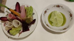 Ensalada de verduras crujientes y mahonesa de eneldo at Vegani in Sevilla