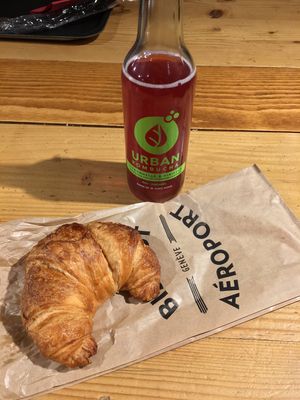 Vegan apricot croissant with organic kombucha at GVA - Bistrot Geneve - T1 in Geneva