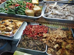 Buffet selection to go along with rice or noodles at Sheng Xian Vegetarian Stall in West Singapore