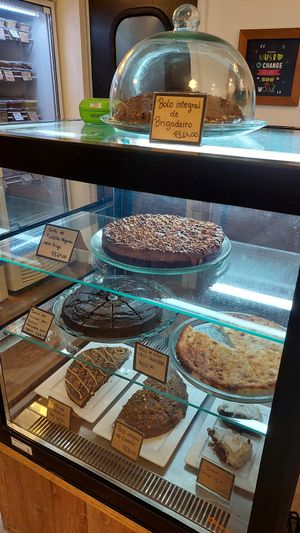 Vitrine de bolos e tortas at Vida Bistro in Rio De Janeiro