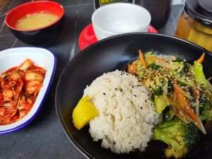 Yachae deobap and kimchi at Bibimbap in Glasgow