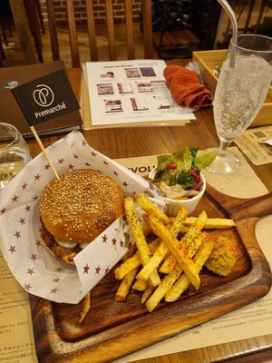 Avocado Tropical Set Burger, so good! If you like pineapple 😉 at Premarché Alternative Diner in Kyoto