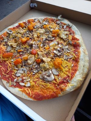 Vegane Pizza mit Chamignons und Kürbis at Locanda in Wurzburg