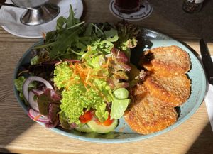 Quinoa-Linsen-Küchle mit Salat  at Tante Paula im Mailkeller  in Rosenheim