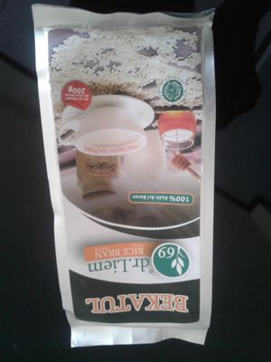 Bekatul dr. Liem 69 Rice Bran 200 gr 100%
BEKATUL atau juga disebut Rice Bran adalah bagian luar atau kulit ari beras yang merupakan hasil sampingan dari proses penggilingan padi, yang kaya akan vitamin B15 atau asam pangamik.

Bekatul yang berasal dari tanaman padi ini memiliki kandungan vitamin B15 paling tinggi yang berguna sebagai penyempurna proses metabolisme di dalam tubuh.

Bekatul secara umum mengandung protein, mineral, lemak (asam lemak esensial), Phytosterols, Polyphenols, Phospholipids, Beta-sitosterol, Co-Enzyme Q10, Omega
3 Fatty Acids, Omega 6 Fatty Acids dan Oleic Acid, dietery fibres (serat pencernaan), vitamin E Complex (Tocopherols, Tocotrieanols, Gamma-oryzanol), vitamin B Complex yakni B1 , B2, B3, B5, B6 dan Vitamin B15/Vital antioksidan serta nutrisi penting lain yang memiliki khasiat luar biasa sebagai penyembuh penyakit-penyakit degeneratif berdasarkan pengalaman Dr. Liem dalam mengobati pasiennya selama 30 tahun. Bekatul bermanfaat dalam mengatasi penyakit-penyakit berikut ini:

1. Diabetes Mellitus (kencing manis)
2. Tekanan darah tinggi
3. Kadar kolesterol tinggi
4. Pengapuran pembuluh darah
5. Serangan jantung karena penyumbatan pembuluh darah
6. Gangguan aliran pembuluh darah jantung
7. Asthma Bronchiale (bengek asthma) penyakit asma tidak akan kambuh kalau teratur makan bekatul (2 x 1 sdm munjung)
8. Memperbaiki fungsi hati
9. Rematik (encok)
10. Meningkatkan libido
11. Gejala sering sakit kepala, sering pusing pada tekanan darah rendah
12. Gejala sering berdebar jantung
13. Rasa pegal pada otot
14. Mengatasi gangguan pencernaan
15. Konstipasi (sembelit))
16. Peningkatan pada daya tahan fisik 
17. Pencegahan kanker kolon (usus besar)
18. Obesitas atau kegemukan
19. Haid tidak teratur
20. Meningkatkan kesuburan
21. Kista ovarium
22. Mengatasi penuaan dini

Cara Pemakaian :
- Dicampur dengan air panas 1 - 1,5 gelas, tambahkan gula/madu, dapat juga dicampurkan dengan susu, dll.
- Untuk penderita diabetes gunakan gula obat atau tanpa apa-apa.

 at Vegetarian Vegan Frozen Dry in Denpasar
