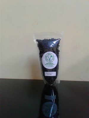 DRIED BLUEBERRY 200 GR 
Dried Blueberry banyak mengandung nutrisi yang bermanfaat bagi kesehatan, dan terutama sangat dikenal akan kandungan antioksidannya yang tinggi. Jenis antioksidan kuat dalam dried blueberry yang diketahui adalah jenis Anthocyanidins-polifenolik, yaitu yang mempengaruhi warna ungu, hitam, dan merah pada buah-buahan dan sayuran.

Manfaat :
	Mencegah penuaan dini
	Menyehatkan otak
	Menjaga kondisi penglihatan
	Mencegah kanker
	Menurunkan diabetes
Cara pemakaian :
Dapat langsung dikonsumsi atau dicampur dengan oat meal at Vegetarian Vegan Frozen Dry in Denpasar