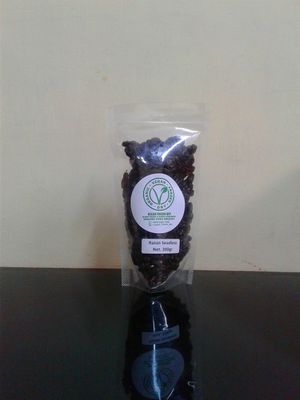 DRIED RAISIN SEEDLESS 200gr
 					
Raisin adalah anggur yang dikeringkan. Sangat kaya akan nutrisi tetapi tinggi kalorinya. Satu cangkir raisin setara dengan delapan cangkir anggur segar. Raisin merupakan sumber terbaik zat besi, potassium dan selenium dan juga vitamin A serta vitamin B. Raisin juga kaya akan serat.

Manfaat:
	Sangat baik untuk penderita darah tinggi
	Mencegah konstipasi
	Mencegah anemia
Cara pemakaian:
Dapat langsung dikonsumsi
 at Vegetarian Vegan Frozen Dry in Denpasar