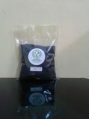 BLACK SESAME SEED 200gr
Biji wijen pada umumnya banyak digunakan sebagai pelengkap salad, topping utk roti, kerupuk, sushi, kue, sup, dan masakan lainnya.

Biji wijen dapat diolah dan digunakan pada berbagai macam makanan, seperti:
	dijadikan susu wijen yang tinggi kalsium
	dijadikan taburan pada atas nasi (setelah biji disangrai)
	dijadikan pasta wijen untuk dijadikan isian dalam kue
	dijadikan bahan luar kue
	dijadikan taburan dalam sop
Selain itu kandungan nutrisi yg terkandung dalam wijen juga baik untuk kesehatan:
	Mengatur tekanan darah
	Mencegah kanker
	Membantu menyembuhkan diabetes, karena magnesium yg terkandung didalam wijen baio utk mengurangi diabetes.
	Kesehatan tulang
	Kesehatan pencernaan
	Memiliki Sifat Anti-Inflamasi, dll.
Biji wijen juga merupakan makanan yang umum dikonsumsi yang paling tinggi Phytosterols, Phytosterols ialah suatu zat dalam tanaman yang menyerupai kolesterol dalam tubuh manusia, Phytosterols terbukti mampu menurunkan kolesterol dalam darah. at Vegetarian Vegan Frozen Dry in Denpasar