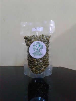 PUMPKIN SEED 200GR
Merupakan multi supplement alami karena mengandung nutrisi yang bervariasi. Pumpkin seeds dipenuhi dengan Zat Besi, Zinc, Kalsium dan Magnesium yang merupakan 4 macam mineral penting bagi tubuh kita.

Zat Besi penting untuk pembentukan sel darah, Zinc diperlukan untuk pembentukan protein, Kalsium vital untuk tulang yang kuat dan Magnesium berguna untuk fungsi saraf dan otot.

Bukan hanya itu, Pumpkin seeds juga merupakan sumber Protein dan Asam lemak Essential Omega 3. Makanlah Pumpkin Seeds tidak lebih dari satu genggam tangan anak-anak.

Manfaat :
	Mensupport fungsi dari sistem imunitas tubuh.
	Membantu kesehatan prostat.
	Membantu menurunkan kolesterol.

Cara Pemakaian :
Sangat bermanfaat apabila dikonsumsi mentah at Vegetarian Vegan Frozen Dry in Denpasar
