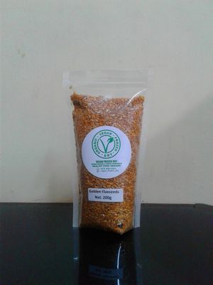 GOLDEN FLAXSEEDS 200GR
Merupakan sumber terbaik Omega-3, jauh lebih tinggi dari ikan salmon. Flaxseeds mengandung Lignan (zat anti kanker), serat larut air dan tidak larut air, protein, kalsium, berbagai jenis vitamin dan mineral. Flaxseeds lebih baik dimakan mentah.

Manfaat :
	Meningkatkan kesehatan jantung.
	Mencegah pembekuan darah di jantung.
	Menurunkan kolesterol.
	Meningkatkan kesehatan fungsi otak.
	Mengendalikan kadar gula darah.
	Menurunkan tekanan darah tinggi.
	Membantu melancarkan pembuangan kotoran dari tubuh.
	Mencegah konstipasi.
	Membantu meringankan gejala menopause.
	Mencegah osteoporosis.
	Meningkatkan kesehatan ginjal.
	Meningkatkan kekebalan tubuh.
	Mengandung zat anti kanker.

Cara Pemakaian :
Campurkan 1 sendok makan falxseeds dan diblender bersama dengan buah-buahan (seperti papaya, nanas, apel) atau taburkan 1 sendok makan flaxseeds (yang sudah diblender kering) ke dalam jus buah, oatmeal, muesli atau nasi. Bila diblender terlebih dahulu, disarankan tidak memblender terlalu banyak, cukup untuk 2 s/d 3 kali pemakaian saja untuk mencegah oksidasi. at Vegetarian Vegan Frozen Dry in Denpasar