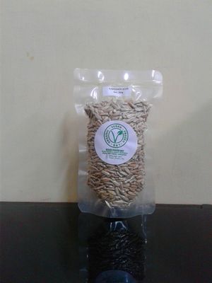 SUNFLOWER SEED 200 gr
Sunflower Seeds (Biji Bunga Matahari) merupakan sumber terkaya Vitamin E dan B1. Juga kaya akan Magnesium, Zat Besi, Kalsium dan Fosfor. Sehingga bisa dikatakan bahwa Sunflower Seeds merupakan makanan yang mengandung konsentrasi nutrisi yang sangat kaya, terutama dalam bentuk lemak tak jenuh, mineral, B1, dan E. Selain kaya nutrisi, juga mudah dicerna.

Manfaat :
•	Mencegah penuaan kulit, menguatkan kuku dan rambut.
•	Mencegah penyakit jantung dan darah kental.
•	Menurunkan kolesterol dan pengerasan pembuluh darah.
•	Mencegah kanker karena kandungan Vitamin E yang tinggi (antioksidan).
Cara Pemakaian :
Sangat bermanfaat apabila dikonsumsi mentah. at Vegetarian Vegan Frozen Dry in Denpasar