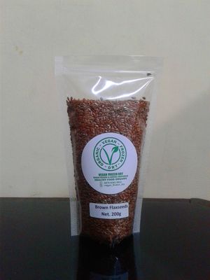 BROWN FLAXSEEDS 200GR
Merupakan sumber terbaik Omega-3, jauh lebih tinggi dari ikan salmon. Flaxseeds mengandung Lignan (zat anti kanker), serat larut air dan tidak larut air, protein, kalsium, berbagai jenis vitamin dan mineral. Flaxseeds lebih baik dimakan mentah.

Manfaat :
•	Meningkatkan kesehatan jantung
•	Mencegah pembekuan darah di jantung.
•	Menurunkan kolesterol.
•	Meningkatkan kesehatan fungsi otak.
•	Mengendalikan kadar gula darah.
•	Menurunkan tekanan darah tinggi.
•	Membantu melancarkan pembuangan kotoran dari tubuh.
•	Mencegah konstipasi.
•	Membantu meringankan gejala menopause.
•	Mencegah osteoporosis.
•	Meningkatkan kesehatan ginjal.
•	Meningkatkan kekebalan tubuh.
•	Mengandung zat anti kanker.
Cara Pemakaian :
Campurkan 1 sendok makan falxseeds dan diblender bersama dengan buah-buahan (seperti papaya, nanas, apel) atau taburkan 1 sendok makan flaxseeds (yang sudah diblender kering) ke dalam jus buah, oatmeal, muesli atau nasi. Bila diblender terlebih dahulu, disarankan tidak memblender terlalu banyak, cukup untuk 2 s/d 3 kali pemakaian saja untuk mencegah oksidasi. at Vegetarian Vegan Frozen Dry in Denpasar