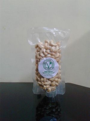 CASHEW NUT 200gr
Kacang mete merupakan jenis kacang yang tergolong tidak murah. Hal ini karena produksi kacang ini juga tidaklah banyak. Kacang lezat ini berasal dari jambu mete yang setiap jambu hanya terdapat satu buah kacanf saja. Jenis kacang istimewa yang satu ini sering dijadikan pelengkap makanan, terutama kue dan juga olahan coklat. Anda juga bisa membuat camilan dari kacang mete dengan menambahkan garam agar rasanya lebih gurih dan renyah ketika dikonsumi.

Selain enak, kacang mete juga mempunyai banyak kandungan alami yang mampu menyehatkan tubuh Anda. Kacang ini mengandung banyak asam oleat, lemak tak jenuh, magnesium, dan masih banyak kandungan vitamin serta mineral lainnya. Semua kandungan yang terdapat dalam kacang ini akan membuat Anda lebih sehat asal dikonsumsi dengan porsi yang sesuai. Kacang mete bisa Anda temukan dengan mudah di supermarket maupun toko makanan terdekat yang dijual menggunakan toples cantik.

Manfaat Kacang Mete:
	Penambah stamina
	Anti kanker
	Menjaga berat badan
	Menyehatkan jantung
	Mencegah penyakit batu empedu
	Menyehatkan syaraf
	Baik untuk tulang
	Menyehatkan mata
	Mencegah depresi dan stress
	Menyehatkan otak
	Baik untuk kesehatan kulit
	Menyehatkan rambut
	Anti oksidan alami
	Menenangkan pikiran
	Mencerahkan kulit at Vegetarian Vegan Frozen Dry in Denpasar