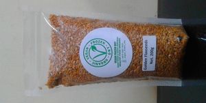 GOLDEN FLAXSEEDS 200GR 
Merupakan sumber terbaik Omega-3, jauh lebih tinggi dari ikan salmon. Flaxseeds mengandung Lignan (zat anti kanker), serat larut air dan tidak larut air, protein, kalsium, berbagai jenis vitamin dan mineral. Flaxseeds lebih baik dimakan mentah.

Manfaat :
	Meningkatkan kesehatan jantung.
	Mencegah pembekuan darah di jantung.
	Menurunkan kolesterol.
	Meningkatkan kesehatan fungsi otak.
	Mengendalikan kadar gula darah.
	Menurunkan tekanan darah tinggi.
	Membantu melancarkan pembuangan kotoran dari tubuh.
	Mencegah konstipasi.
	Membantu meringankan gejala menopause.
	Mencegah osteoporosis.
	Meningkatkan kesehatan ginjal.
	Meningkatkan kekebalan tubuh.
	Mengandung zat anti kanker.

Cara Pemakaian :
Campurkan 1 sendok makan falxseeds dan diblender bersama dengan buah-buahan (seperti papaya, nanas, apel) atau taburkan 1 sendok makan flaxseeds (yang sudah diblender kering) ke dalam jus buah, oatmeal, muesli atau nasi. Bila diblender terlebih dahulu, disarankan tidak memblender terlalu banyak, cukup untuk 2 s/d 3 kali pemakaian saja untuk mencegah oksidasi. at Vegetarian Vegan Frozen Dry in Denpasar