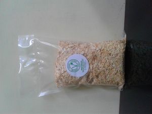 ROLLED OAT / OAT KASAR 500GR

Oats adalah jenis gandum-ganduman yang paling kaya nutrisi. Oats mengandung lebih banyak protein, karbohidrat, minyak (tidak jenuh 80% termasuk asam lenoleat) dibanding wheat. Oats sangat kaya fosfor, zat besi (lebih tinggi dari daging) dan vitamin B1. Nutrisi yang paling kaya di Oats adalah karbohidrat, dan kabrohidrat ini mudah diasimilasi dan diserap secara perlahan sehingga Oats memberikan energi yang cukup untuk beberapa jam.

Manfaat :
1. Menurunkan kolesterol.
2. Mengurangi masalah saraf karena oats memberikan nutrisi yang penting untuk fungsi yang benar dari neurons.
3. Baik untuk penderita insomnia.
4. Mengatasi masalah pencernaan.
5. Mengatasi masalah diabetes.
6. Mengatasi arteriosklerosis dan hipertensi.

Cara Pemakaian :
Dicampur dengan air panas atau susu kedelai. Untuk tekstur yang lebih lembut bisa dimasak dengan air atau susu kedelai. at Vegetarian Vegan Frozen Dry in Denpasar