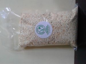 QUICK OAT / OAT HALUS 500GR

Oats adalah jenis gandum-ganduman yang paling kaya nutrisi. Oats mengandung lebih banyak protein, karbohidrat, minyak (tidak jenuh 80% termasuk asam lenoleat) dibanding wheat. Oats sangat kaya fosfor, zat besi (lebih tinggi dari daging) dan vitamin B1. Nutrisi yang paling kaya di Oats adalah karbohidrat, dan kabrohidrat ini mudah diasimilasi dan diserap secara perlahan sehingga Oats memberikan energi yang cukup untuk beberapa jam.

Manfaat :
1. Menurunkan kolesterol.
2. Mengurangi masalah saraf karena oats memberikan nutrisi yang penting untuk fungsi yang benar dari neurons.
3. Baik untuk penderita insomnia.
4. Mengatasi masalah pencernaan.
5. Mengatasi masalah diabetes.
6. Mengatasi arteriosklerosis dan hipertensi.

Cara Pemakaian :
Dicampur dengan air panas atau susu kedelai. Untuk tekstur yang lebih lembut bisa dimasak dengan air atau susu kedelai. at Vegetarian Vegan Frozen Dry in Denpasar