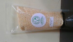  WHITE PEARL QUINOA 400gr
Quinoa (Chenopodium quinoa) atau yang biasa juga disebut dengan nama keenwa adalah sejenis padi-padian yang berasal dari daerah Andean (pegunungan Andes), Amerika Selatan. Quinoa sudah dikenal dan digunakan sebagai makanan pokok oleh masyarakat Indian sejak lama. Suku Inca menganggap quinoa adalah makanan yang sakral, bahkan mereka menyebutnya sebagai chisaya mama atau “induk dari semua biji-bijian”.

Quinoa merupaka alternatif yang baik untuk menggantikan nasi. Ia mempunyai tekstur seperti nasi. Namun kandungan karbohidratnya lebih rendah dari nasi, sementara kandungan proteinnya lebih tinggi dari nasi. Dalam proses pencernaan quinoa melepaskan kandungan karbohidrat secara perlahan ke dalam tubuh menjadikannya sesuai untuk pengidap diabetes atau untuk diet. Tak heran kalau ia diberi gelar superfood oleh pakar makanan Barat.

Manfaat dari quinoa :
1. Membantu mengurangi migren atau sakit kepala sebelah
2. Menjaga kesehatan kardiovaskular
3. Mengurangi resiko serangan jantung
4. Menjaga kesehatan kardiovaskular pada wanita pasca menopause
5. Antioksidan yang baik
6. Serat dari biji-bijian dan buah melindungi dari kanker payudara
7. Mencegah pembentukan batu empedu at Vegetarian Vegan Frozen Dry in Denpasar