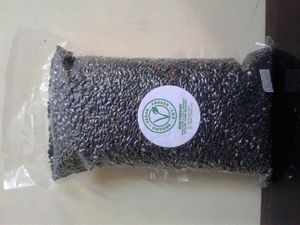 BERAS HITAM 1KG

Beras hitam adalah bahan pangan, bukan obat. Walaupun bisa saja berfungsi obat pada keadaan tertentu. Seperti pangan pada umumnya, khasiatnya lebih kepada pencegahan penyakit dari pada mengobati.

Manfaat utamanya adalah sebagai berikut:
1. Mencegah kanker. 
Bermanfaat mencegah kanker karena memiliki kandungan antosianin yang tinggi. Berdasarkan banyak riset, antosianin ini merupakan salah satu antioksidan yang sangat kuat. Sebagaimana diketahui secara luas, zat antioksidan berperan aktif untuk mencegah penyakit kanker.

2. Mencegah diabetes.
Nilai kalorinya terendah dibanding dengan jenis beras lainnya, yaitu sekitar 362 kcal per 100 gram. Kandungan kalori ini berkaitan erat dengan indeks glikemik. Indeks glikemik merupakan angka yang menujukkan seberapa besar suatu makanan bisa meningkatkan kadar gula dalam darah setelah dikonsumsi. Semakin tinggi indeks glikemik, maka makanan tersebut akan memicu kenaikan gula darah semakin tinggi pula. Sehingga beras ini digolongkan sebagai pangan sehat dan dianjurkan bagi penderita diabetes.

3. Mencegah penyakit jantung. 
Beras merah memiliki kandungan serat yang tinggi. Ini terasa dari rasanya yang sedikit pera, tidak sepulen beras putih. Setiap makanan yang memiliki kada serat tinggi tentu akan berperan aktif memelihara kesehatan jantung Anda.

4. Obat anemia.
Kandungan zat besinya tinggi mencapai 15,52 ppm. Zat besi merupakan salah satu unsur penting dalam pembentukan darah (hemoglobin). Karena itu makanan yang akaya akan zat besi sangat dianjurkan bagi penderita anemia.

5. Anti aging (anti penuaan).
Hal ini masih terkait dengan kandungan antioksidan yang berperan dalam memperbaiki sel-sel tubuh yang rusak. Sehingga apabila sel-sel tubuh cepat memperbaiki diri, seseorang akan terlihat lebih bugar dan awet muda. at Vegetarian Vegan Frozen Dry in Denpasar