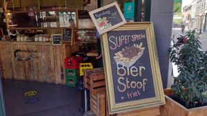 Vegan rendang advertised at the door at Karels Bio Friet in Leiden