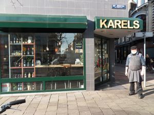 Front of the store + owner Karel at Karels Bio Friet in Leiden