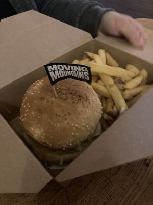 Le burger  at Le Pub in Newport