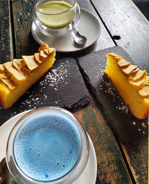Spirulina and Matcha Cappuccino at Share Wood in Turin