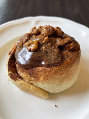 Cinnamon roll!!  at LíngGǎn KāFēi 靈感咖啡 - MyDesy in Taipei