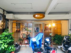 Outside of the shop at Liàn Qiǎo Kè  戀巧克 in New Taipei City