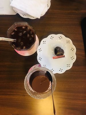 Ice chocolete, small piece of chocolete(served with beverage), pudding at Liàn Qiǎo Kè  戀巧克 in New Taipei City