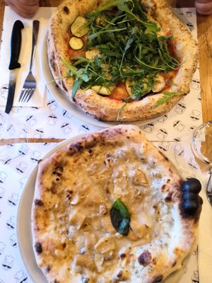 Pizza with vegan mozzarella at Mister Pizza - Duomo in Florence