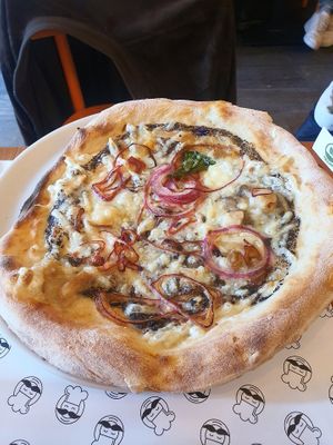White pizza with truffle onion and mushrooms at Mister Pizza - Duomo in Florence