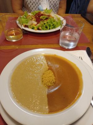 Crema de día colores con cous cous (vegano) y ensalada de pimientos asados y queso (vegetariano) at Sarasate in Pamplona