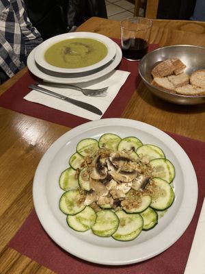 Carpaccio de calabacín y crema de guisantes  at Sarasate in Pamplona