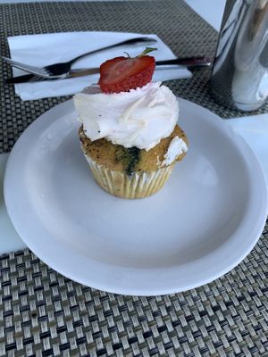 Cupcake 🧁  at Flore in Los Angeles