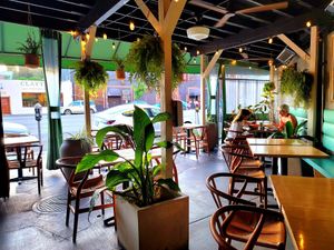 Outdoor dining at Flore in Los Angeles