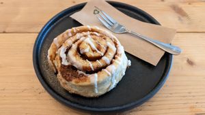 Cinnamon roll at YellowBird Coffee in Bremen